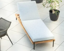 Bain de soleil matelassé en teck, aluminium et tissu gris clair 