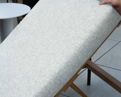 Bain de soleil matelassé en teck, aluminium et tissu gris clair 
