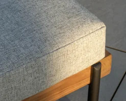 Bain de soleil matelassé en teck, aluminium et tissu gris clair 