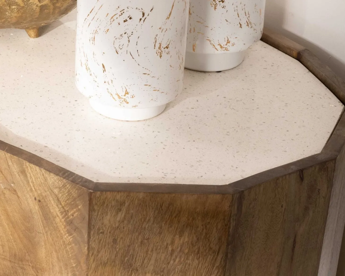 Buffet arrondi avec plateau en terrazzo blanc et pieds métal doré "Bruges"
