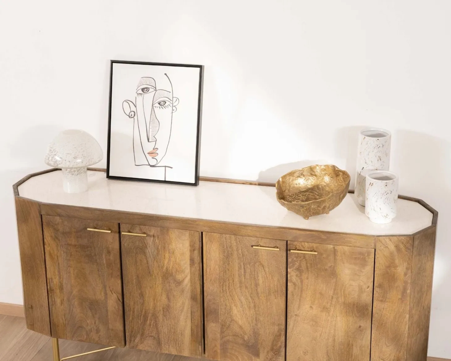 Buffet arrondi avec plateau en terrazzo blanc et pieds métal doré "Bruges"