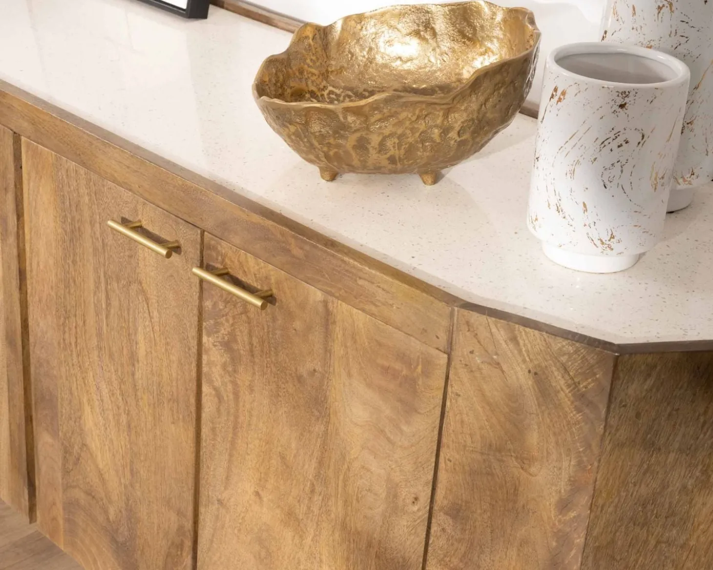 Buffet arrondi avec plateau en terrazzo blanc et pieds métal doré "Bruges"