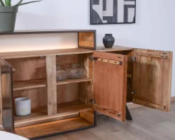 Buffet design bois massif avec LED et décor métal et ciment 