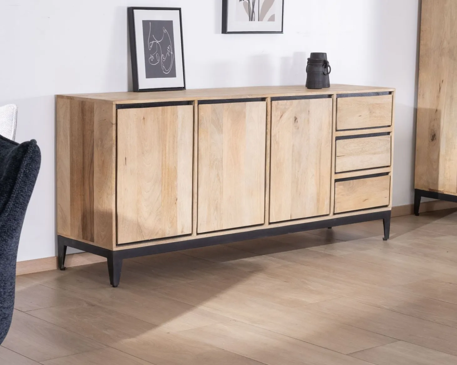Buffet épuré bicolore en manguier naturel et noir 180 cm "Bocca" 3 portes et tiroirs