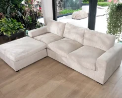 Canapé 3 places avec pouf ottoman carré en velours côtelé gris chaud "Tuléar"