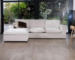 Canapé 3 places avec pouf ottoman carré en tissu doux et bouclé blanc chiné 