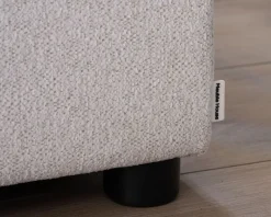 Canapé 3 places avec pouf ottoman carré en tissu doux et bouclé blanc chiné 