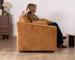 Canapé 2 places contemporain esprit cosy “Odéa” en tissu jaune moutarde