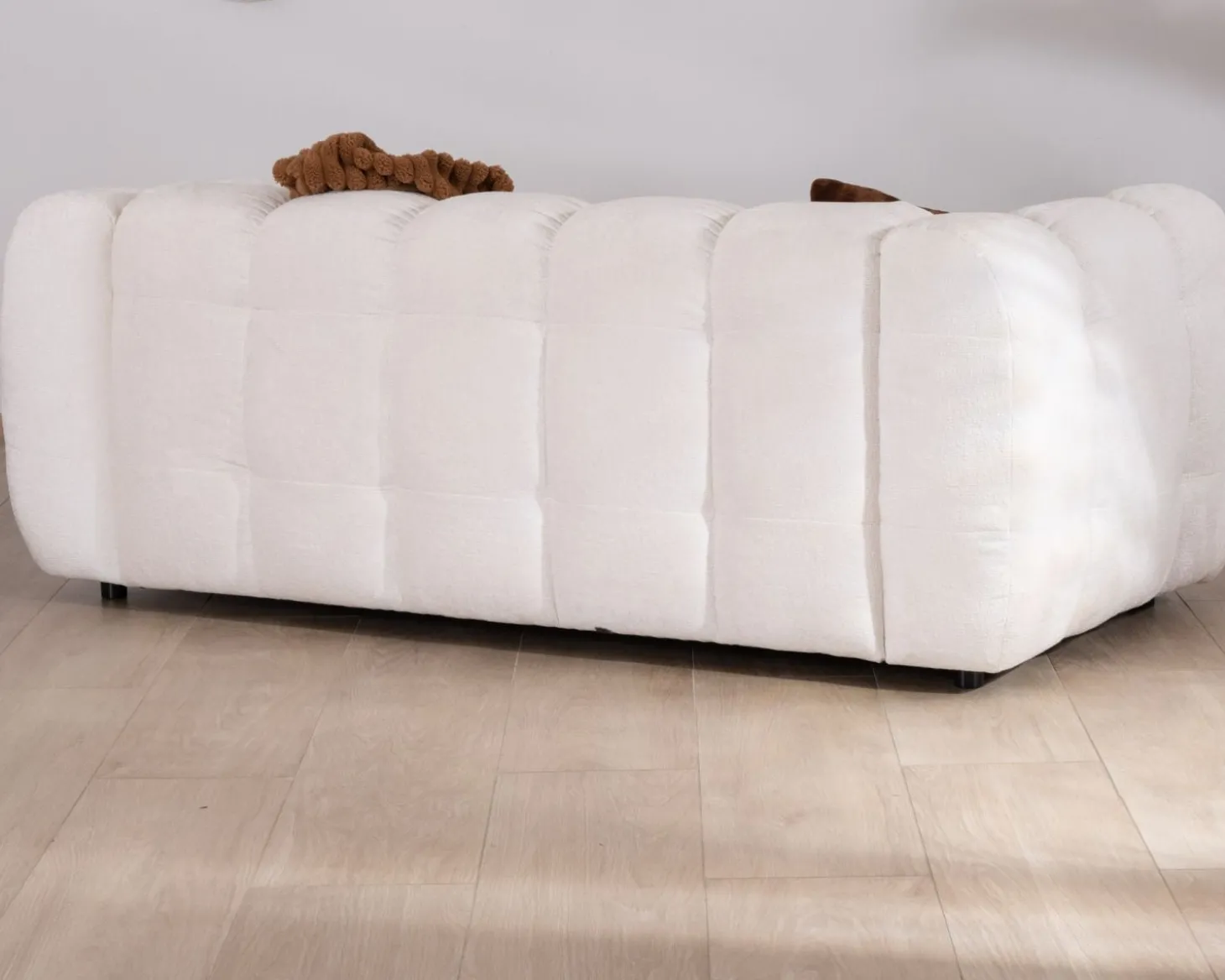 Canapé cocooning 3 places tissu bouclette blanc avec surpiqures "Milow"