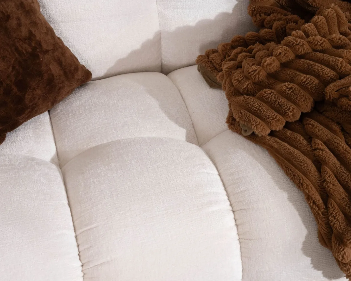 Canapé cocooning 3 places tissu bouclette blanc avec surpiqures "Milow"