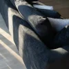 Canapé confort en velours lisse anthracite avec méridienne design "Cyrano"