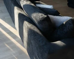 Canapé confort en velours lisse anthracite avec méridienne design "Cyrano"