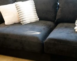 Canapé confort en velours lisse anthracite avec méridienne design 