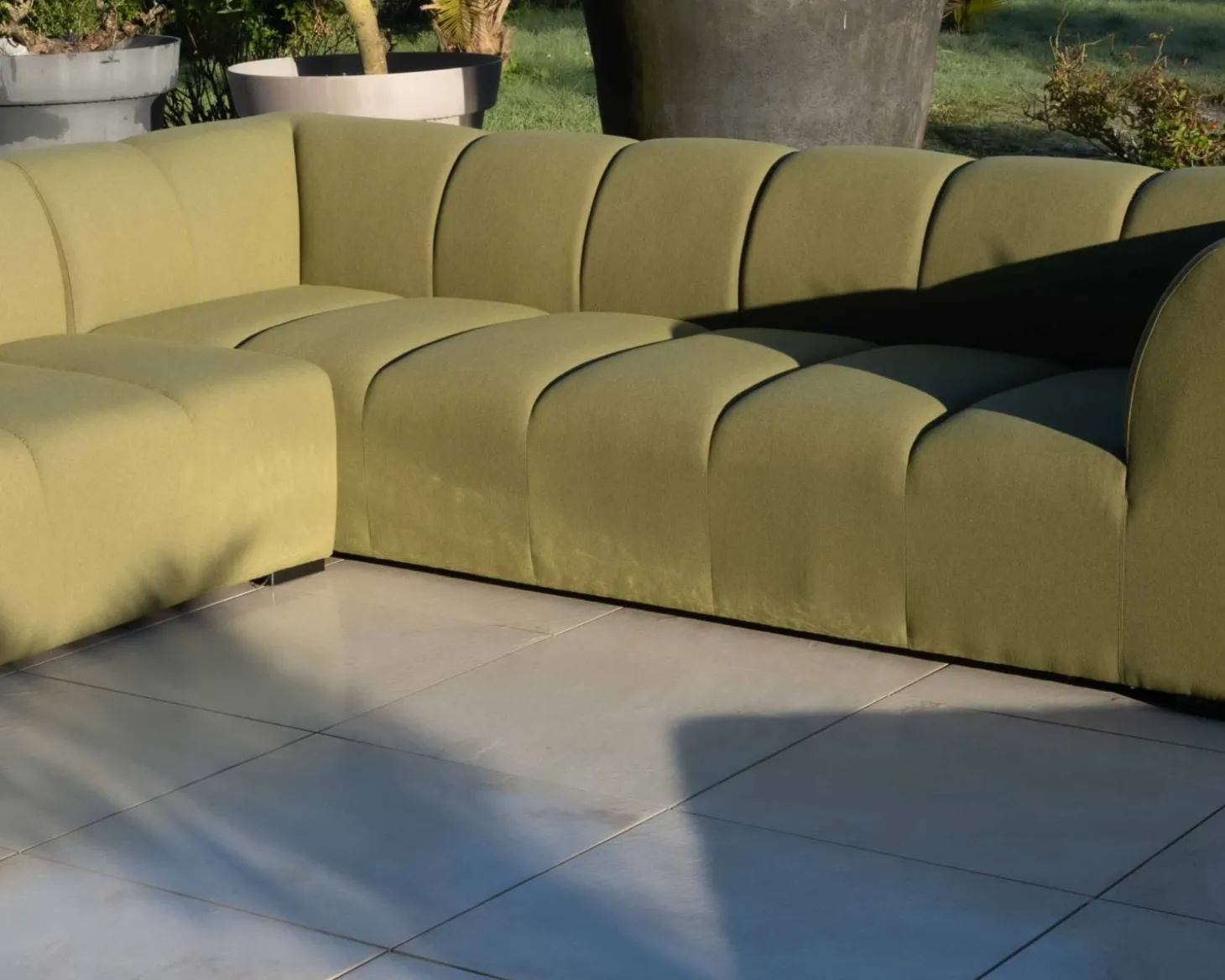 Canapé d'angle haut de gamme spéciale extérieur tissu vert "Terrasse"