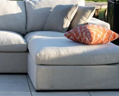 Canapé d'extérieur ultra confort en tissu beige chiné et coussins décos "Toliara" avec module ottoman