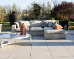 Canapé d'extérieur ultra confort en tissu beige chiné et coussins décos "Toliara" avec module ottoman