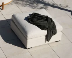 Canapé d'extérieur ultra confort en tissu beige chiné et coussins décos 