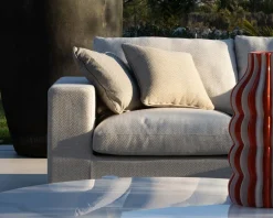 Canapé d'extérieur ultra confort en tissu beige chiné et coussins décos 