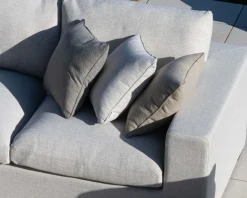 Canapé d'extérieur ultra confort en tissu beige chiné et coussins décos 