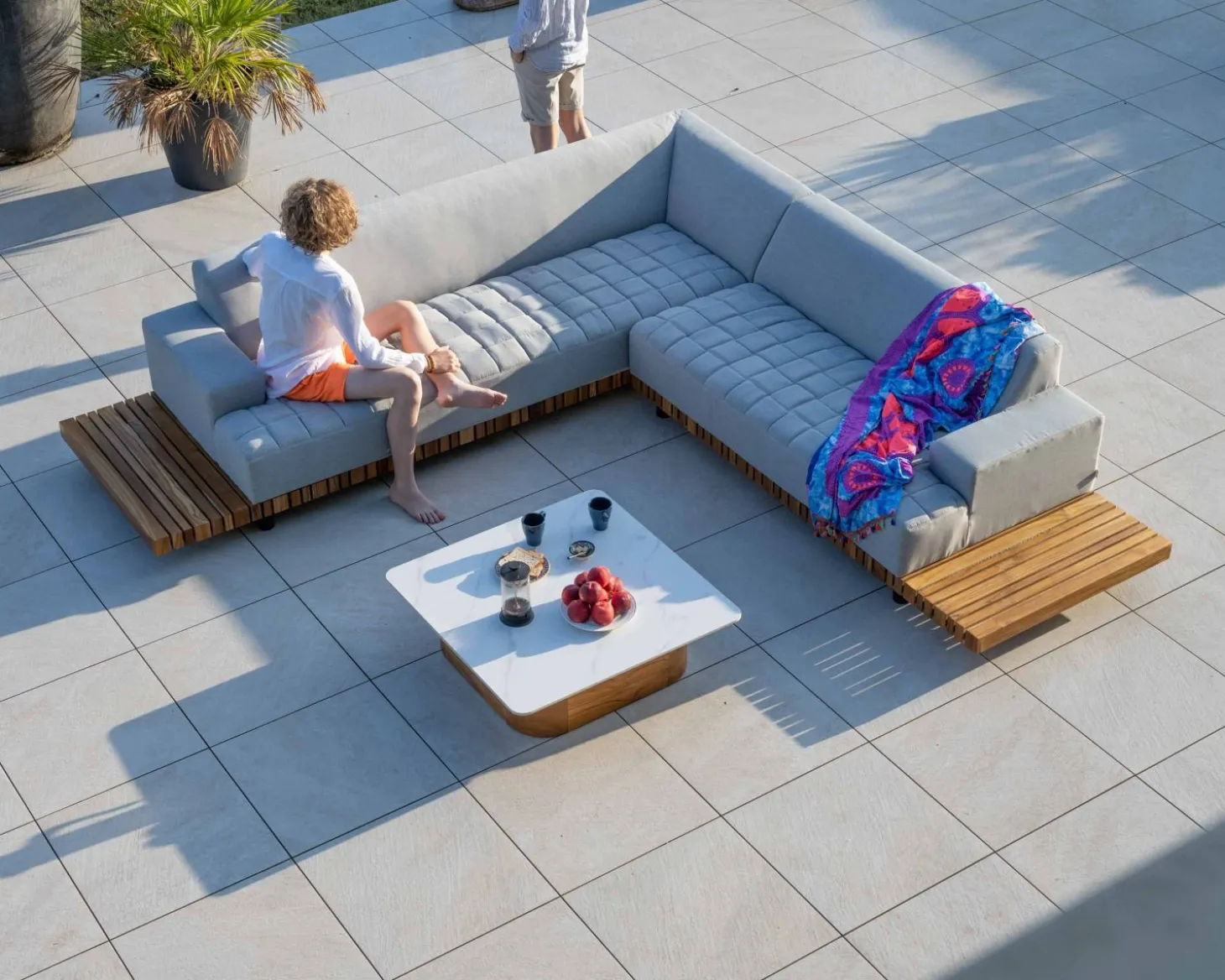 Canapé haut de gamme avec retour droit tissu Sunbrella gris clair "Lombok"