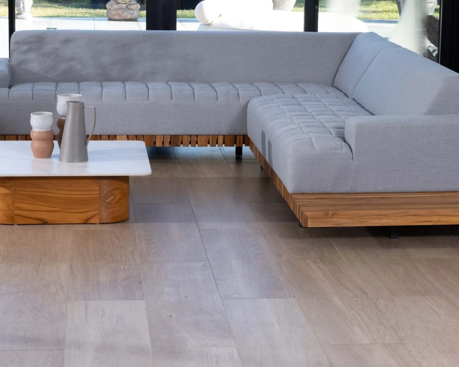 Canapé haut de gamme avec retour droit tissu Sunbrella gris clair "Lombok"