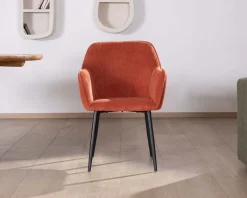 Chaise avec accoudoirs en velours rouge terracotta et pieds métal noir 