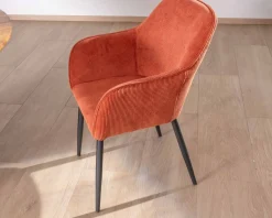 Chaise avec accoudoirs en velours rouge terracotta et pieds métal noir 