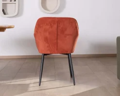 Chaise avec accoudoirs en velours rouge terracotta et pieds métal noir 
