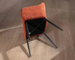 Chaise avec accoudoirs en velours rouge terracotta et pieds métal noir 