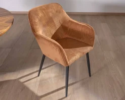 Chaise contemporaine en velours cuivré avec accoudoirs "Scotty" et pieds métal noir