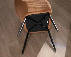 Chaise contemporaine en velours cuivré avec accoudoirs "Scotty" et pieds métal noir