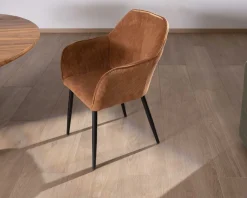 Chaise contemporaine en velours cuivré avec accoudoirs 