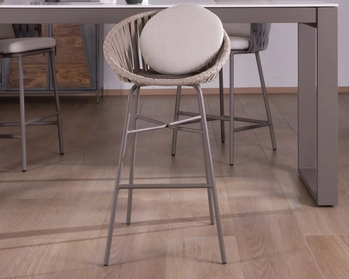 Chaise de bar d'extérieur en aluminium gris champagne et dossier en corde tendue