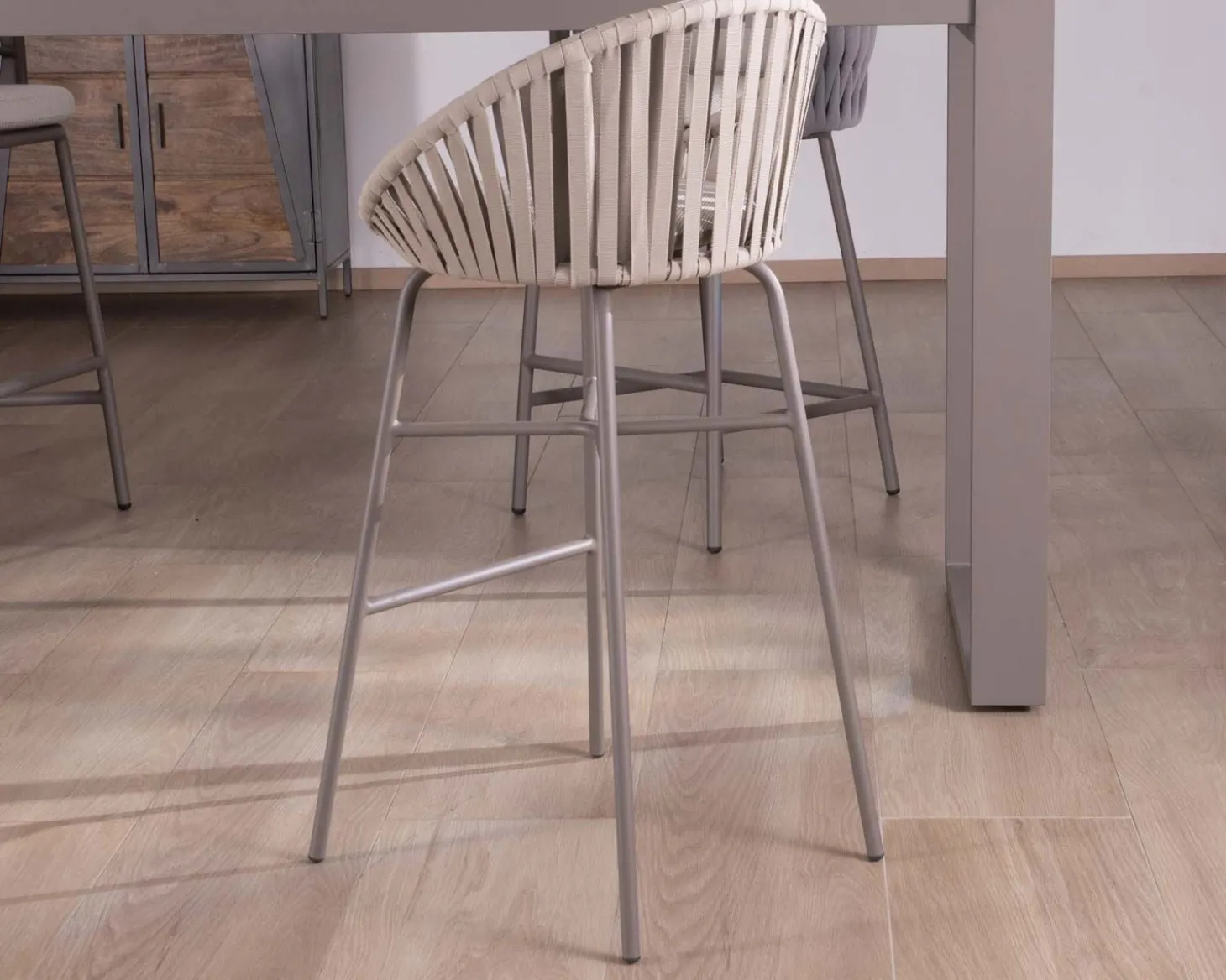 Chaise de bar d'extérieur en aluminium gris champagne et dossier en corde tendue