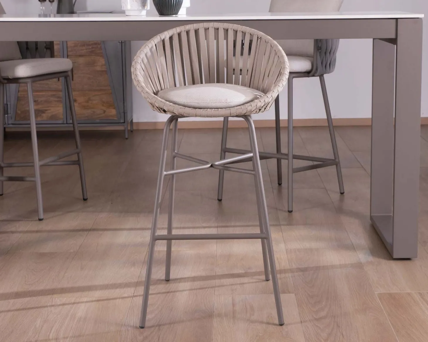Chaise de bar d'extérieur en aluminium gris champagne et dossier en corde tendue