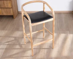 Chaise de bar épurée en acacia naturel et assise PU noir 