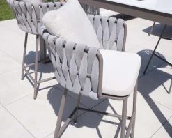 Chaise de bar ultra chic dossier en tissu tressé gris et pieds aluminium 