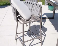 Chaise de bar ultra chic dossier en tissu tressé gris et pieds aluminium 