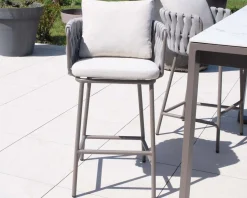 Chaise de bar ultra chic dossier en tissu tressé gris et pieds aluminium 