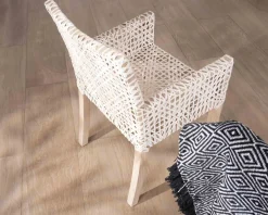 Chaise de repas avec accoudoirs en cuir blanc tressé et teck "Mambow"