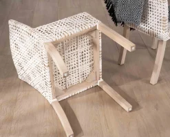 Chaise de repas avec accoudoirs en cuir blanc tressé et teck 