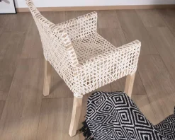 Chaise de repas avec accoudoirs en cuir blanc tressé et teck 