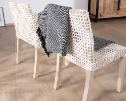 Chaise de repas avec accoudoirs en cuir blanc tressé et teck 