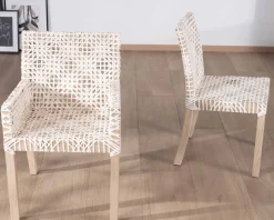 Chaise de repas avec accoudoirs en cuir blanc tressé et teck 