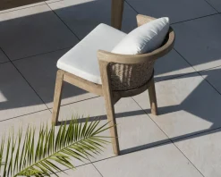 Chaise de repas confortable et haut de gamme en teck sablé avec coussins beiges 