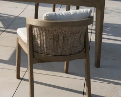 Chaise de repas confortable et haut de gamme en teck sablé avec coussins beiges 