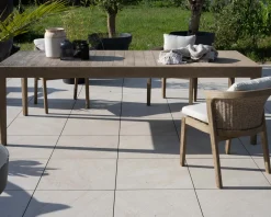Chaise de repas confortable et haut de gamme en teck sablé avec coussins beiges 