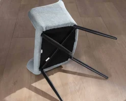 Chaise de repas contemporaine en velours côtelé bleu clair et pieds métal noir 
