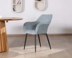 Chaise de repas contemporaine en velours côtelé bleu clair et pieds métal noir 