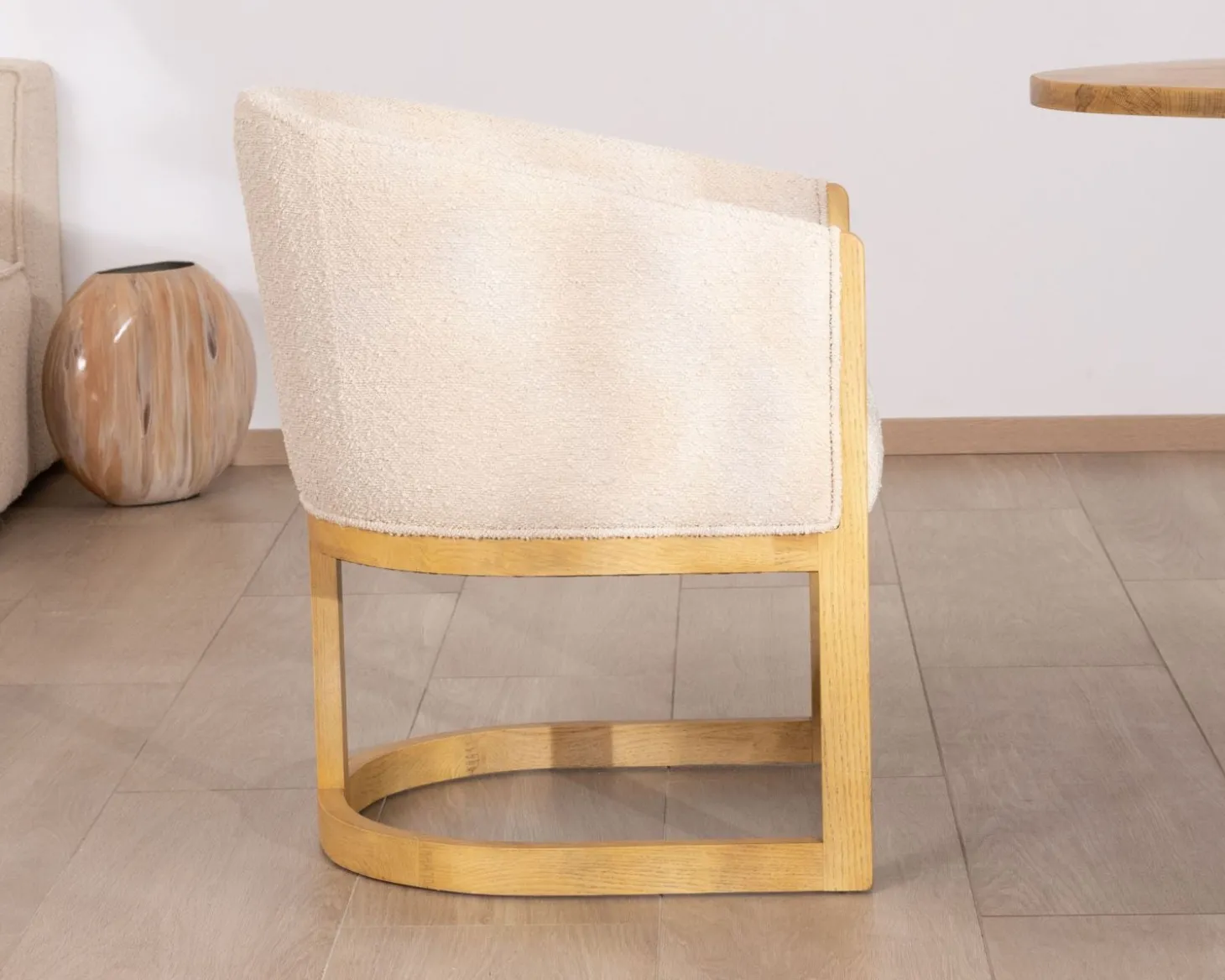 Chaise de repas enveloppante style rétro chic "Isadora" tissu beige et bois
